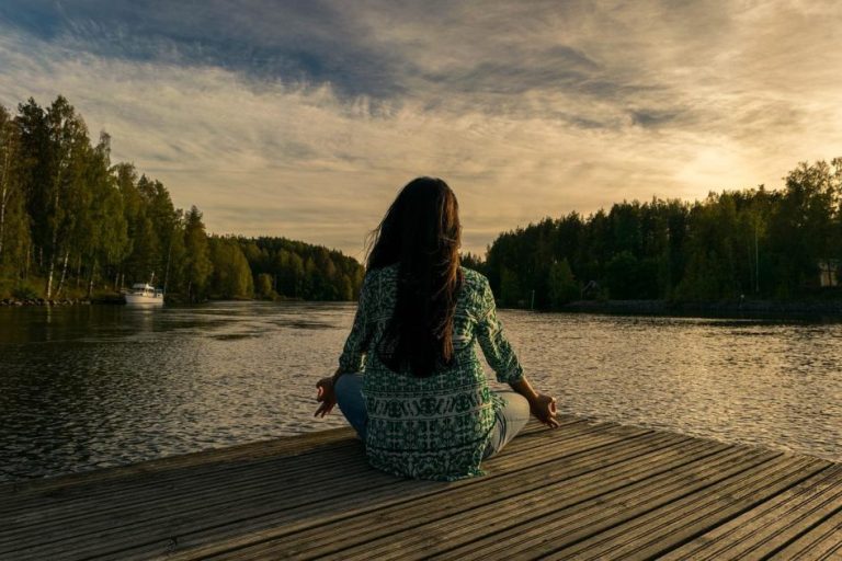 Beroemdheden Deelnemers beoefenen yoga en meditatie tijdens een retraite in een rustige, natuurlijke omgeving