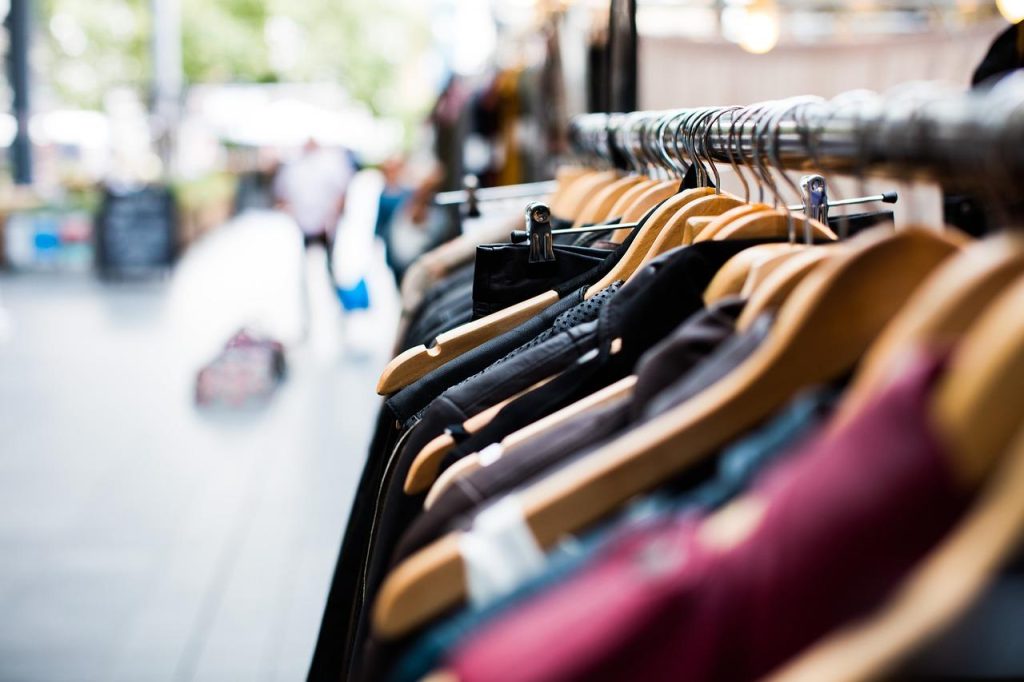 Interieur van de modieuze kledingwinkel in Retie met trendy dameskleding en rustige winkelsfeer
