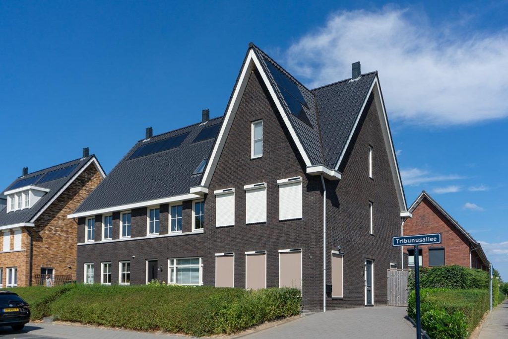Verano solar zonwering screens die je huis isoleren tegen warmte en kou met zonnepaneeltje op de bovenkap