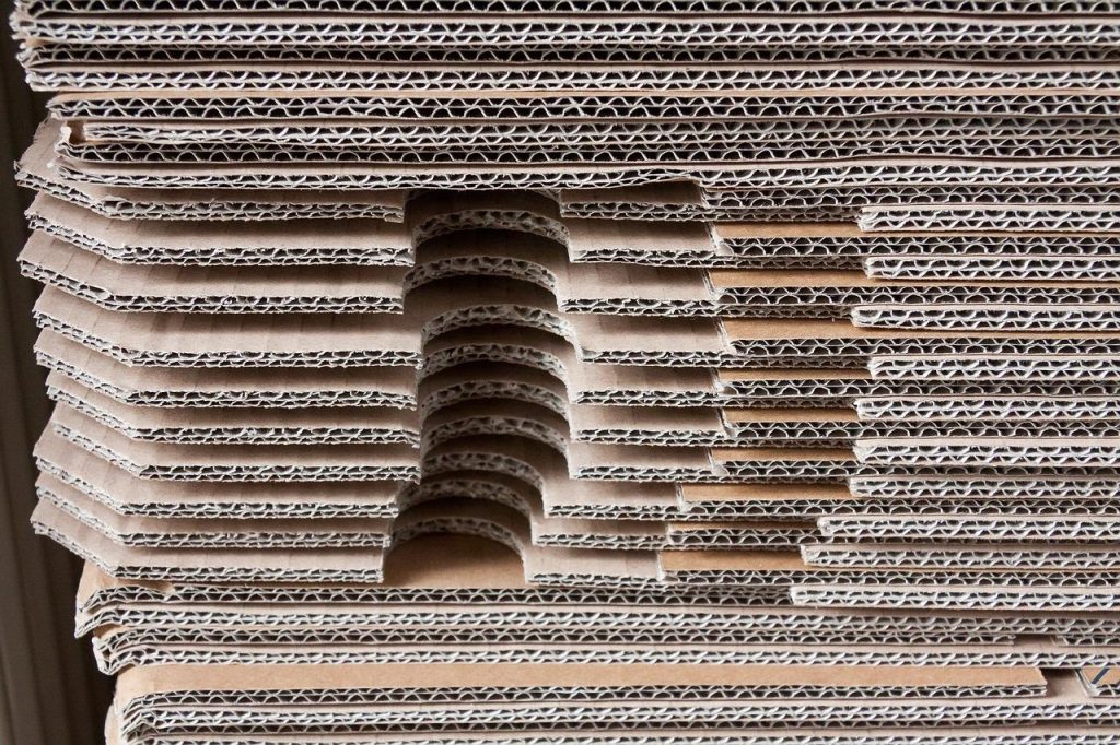Creatieve toepassingen van kartonnen dozen voor opberging, tuinaanpassingen en kunstprojecten in huis