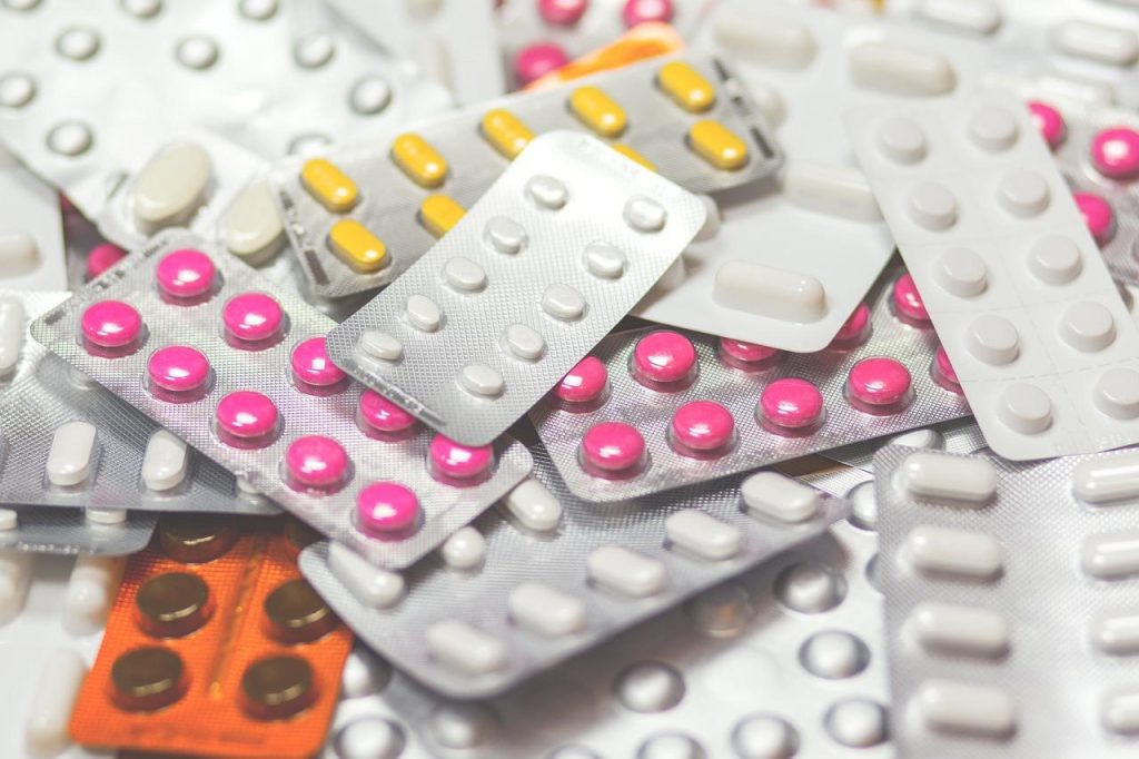 Goed georganiseerde medicijnvoorraad in originele verpakking, netjes opgeborgen op een droge plaats thuis