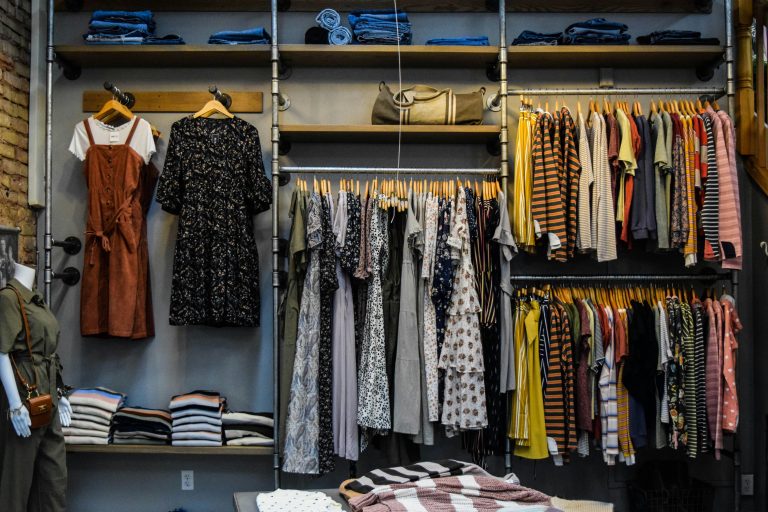 Vrouw in stijlvolle kleding demonstreert een perfecte outfit voor elke gelegenheid bij damesboetiek Fashion Loft