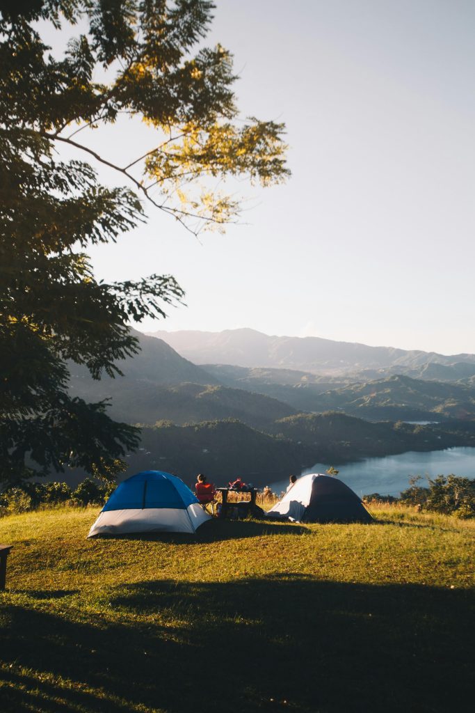 Uitzicht op een camping in België omgeven door natuur, ideaal voor kampeerders die genieten van buitenleven