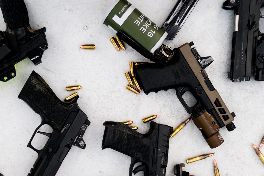 Professionele tactical gear displayy met vest, boots, rugzak en accessoires voor novice enthusiasts