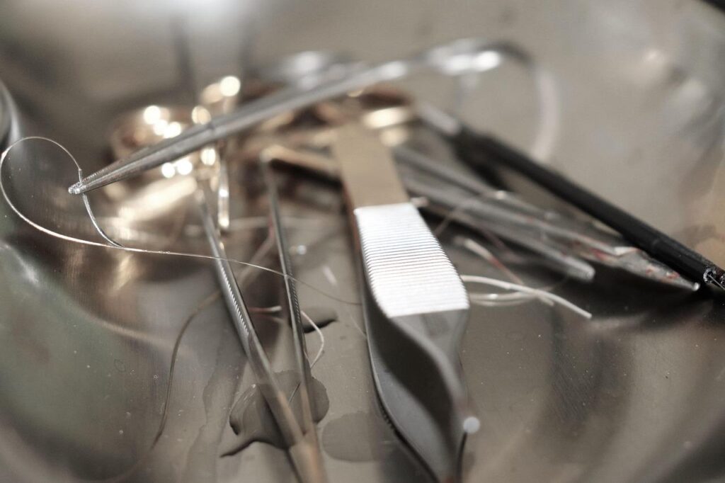 Vrouw kijkt tevreden in spiegel na esthetische chirurgie, illustreert psychologische impact en verbeterd zelfvertrouwen in Ge