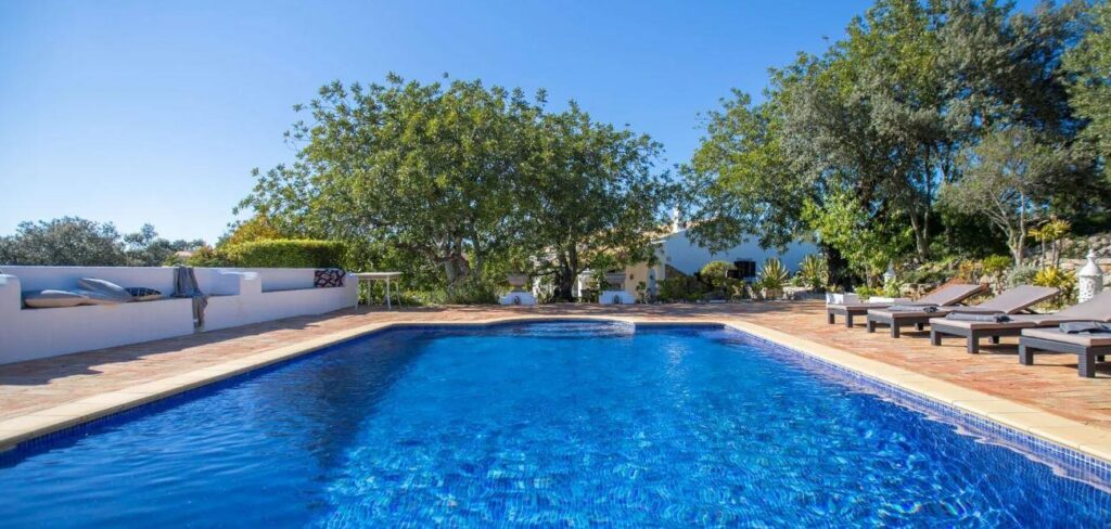 Luxe vakantiehuis in de Algarve met moderne inrichting, natuurlijke materialen en stijlvol design voor onvergetelijke vakanti