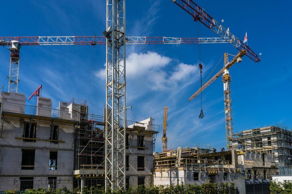 Architect voor een kantoorgebouw toont ontwerp met heldere structuur en logische routing voor optimaal werkplekcomfort